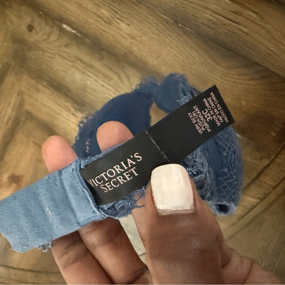 Victoria’s Secret Women's Bra Size 32C - Picture 3 of 3